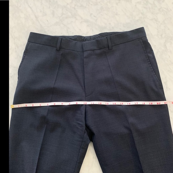 To continue : Hugo boss suits sizes folder - Picture 7 of 7